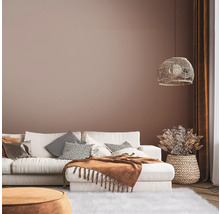 Wohnzimmer mit Sofa, Kissen, Decke, Lampe, Vorhang und Dekoration in einem hellen und gemütlichen Design.