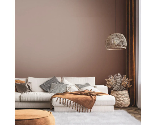 Wohnzimmer mit Sofa, Kissen, Decke, Lampe, Vorhang und Dekoration in einem hellen und gemütlichen Design.