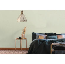 Schlafzimmer mit Bett, Nachttisch und Pendelleuchte
