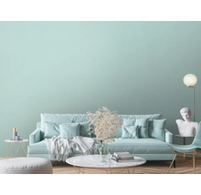 Wohnzimmer mit Sofa, Sessel, Tisch, Stehlampe und Dekorationen für ein helles und organisiertes Ambiente.