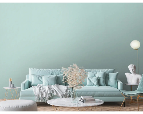 Wohnzimmer mit Sofa, Sessel, Tisch, Stehlampe und Dekorationen für ein helles und organisiertes Ambiente.