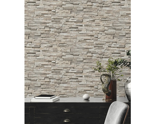 Salon avec papier peint aspect pierre et commode