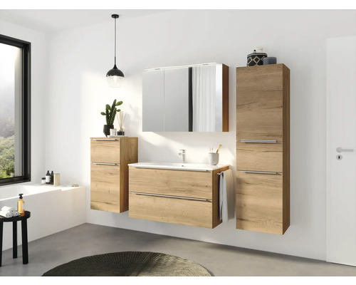 Ensemble de salle de bains moderne avec lavabo, armoire de toilette et armoires hautes au design bois.