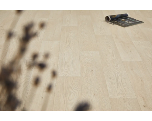 Heller Laminatboden mit Holzstruktur und einer Zeitschrift