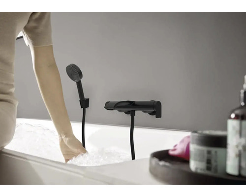 Badezimmer Szene mit Wannenarmatur und Handbrause