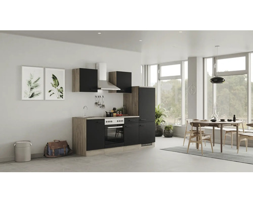 Helle Küche mit Küchenzeile, Esstisch und Dekoration in einem hellen Raum.