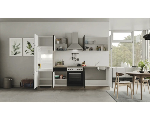 Cuisine claire avec appareils intégrés, armoires et table à manger