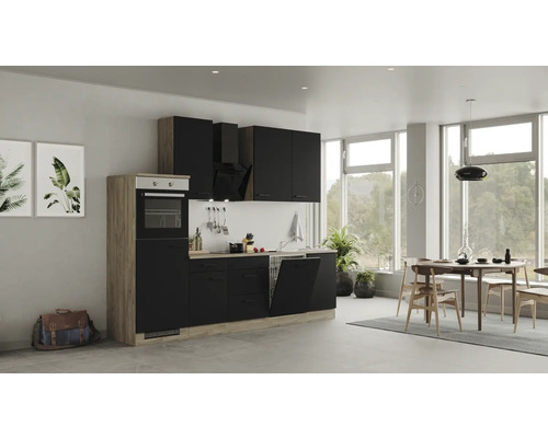 Cuisine moderne avec armoires, étagères et appareils dans une pièce lumineuse.