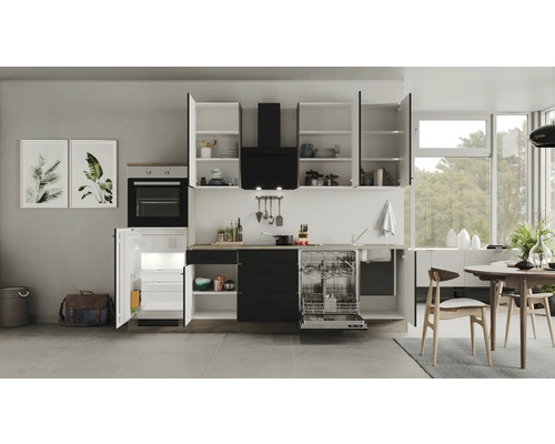 Cuisine lumineuse avec placards intégrés, évier, lave-vaisselle et hotte aspirante