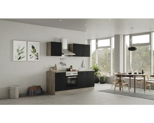 Moderne Küche mit Schränken, Herd, Dunstabzugshaube und Esstisch in einem hellen Raum.