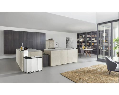 Cuisine avec îlot de cuisine, table à manger et poubelles à pédale