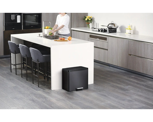 Scène d''une cuisine moderne avec une poubelle à pédale noire