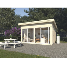 Gartenhaus mit Glasschiebetüren, Holztisch und Stühlen im Garten