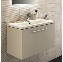 Salle de bain avec meuble sous-lavabo, robinetterie et accessoires de salle de bain