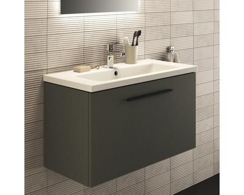 Waschtischunterschrank mit Waschbecken und Armatur im Badezimmer