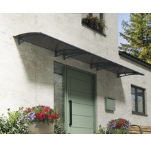 Auvent de porte d'entrée en plastique sur une façade de maison