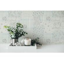 Papier peint patchwork floral décoratif avec plantes, bougie et décoration