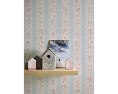 Gemusterte Tapete mit einem Regal, Dekorationselementen und einem Bild