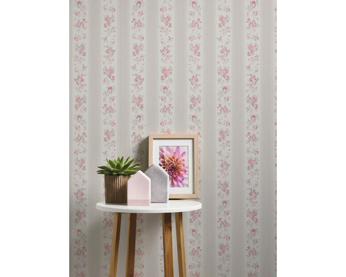 Dekorative Tapete mit Blumenmuster und Streifen auf einer Akzentwand