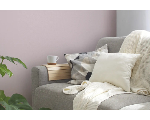 Salon avec canapé gris, coussins, jeté et table en bois