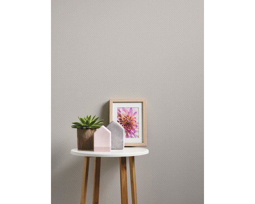 Nahaufnahme einer dezent gemusterten Tapete, die als Hintergrund für einen Tisch mit Dekoration dient