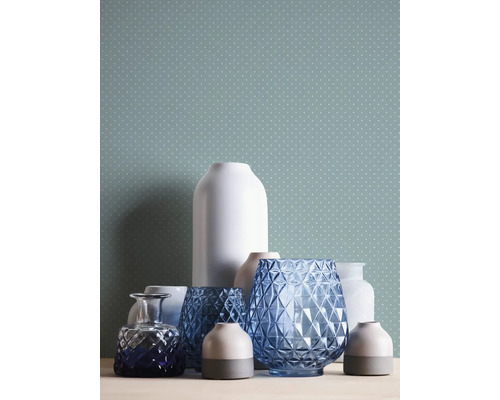 Divers vases décoratifs sur une table