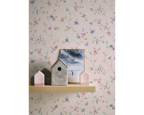 Tapete mit floralem Muster und Regal mit Dekoration