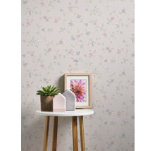 Vue d''une pièce avec papier peint à fleurs, table, plante d''intérieur et décoration
