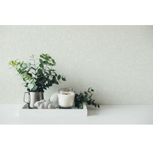 Dekorationstablett mit Kerze, Dekofigur, Eukalyptus und floral gemusterter Tapete