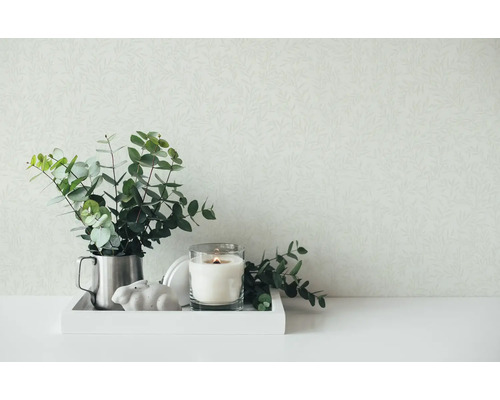 Plateau décoratif avec bougie, figurine décorative, eucalyptus et papier peint à motifs floraux