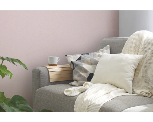 Graues Sofa mit Kissen, Decke und Holztisch