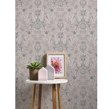 Papier peint à motifs floraux et éléments décoratifs sur une petite table