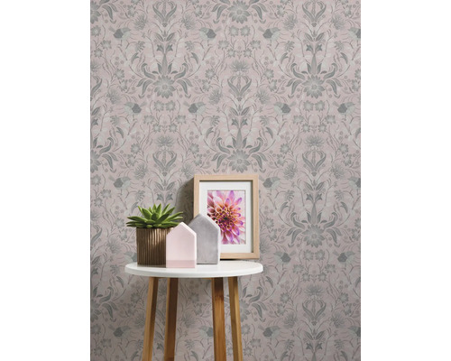 Tapete mit floralem Muster und dekorativen Elementen auf einem kleinen Tisch