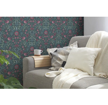 Salon avec papier peint floral, canapé, coussins et couverture