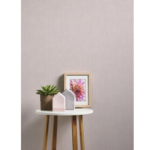 Dekorative Szene mit Blumentapete, Tisch, Zimmerpflanze und Bilderrahmen