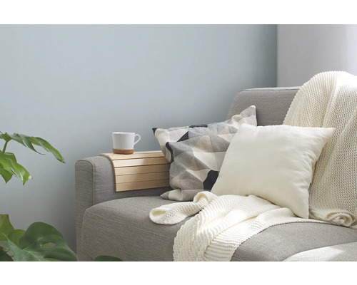 Canapé gris avec coussins, plaid et plateau