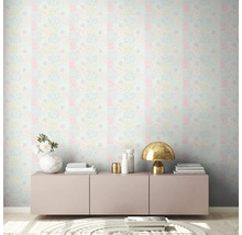Wohnraum mit Patchwork-Tapete, Sideboard, Tischlampe und Dekoration