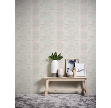 Szene mit einer Tapete im Patchwork-Stil, dekoriert mit einer Bank, Vasen und Bildern
