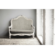 Dekoratives Sofa mit Holzrahmen im Vintage-Stil
