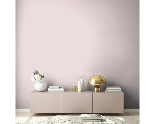 Salon avec peinture murale, commode, lampe et décoration