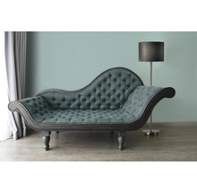 Chaiselongue mit Knopfheftung und Stehlampe in einem hellen Raum