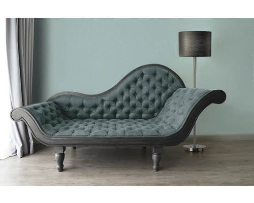 Chaise longue capitonnée et lampadaire dans une pièce lumineuse