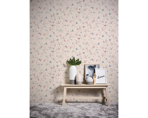 Zimmer mit Tapete mit Blütenmuster, Bank, Vasen und Dekoration