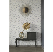 Intérieur décoratif avec miroir, table et papier peint à fleurs