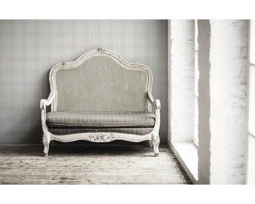 Canapé décoratif avec cadre en bois près d''une fenêtre