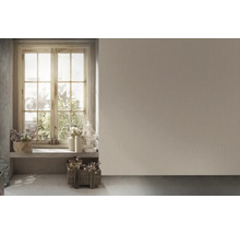 Szene mit Fenster, Dekorationen und einer Wand mit Tapete