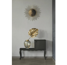 Décoration intérieure avec miroir, vase et armoire sur une table.