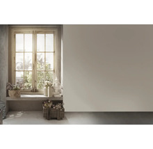 Helles Zimmer mit Fenster, Blumen auf der Fensterbank und Holzkiste