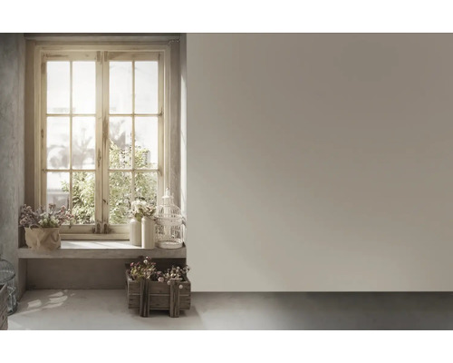 Helles Zimmer mit Fenster, Blumen auf der Fensterbank und Holzkiste