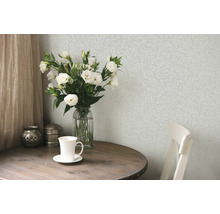 Szene mit gemusterten Tapeten, Blumenstrauß und Holztisch